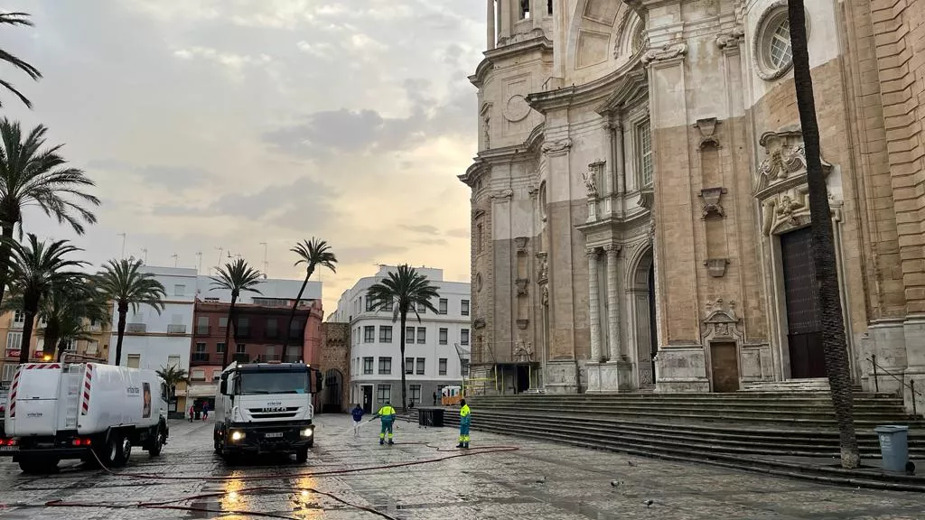 El estado en el que ha quedado la plaza de la Catedral de Cádiz tras el paso de los operarios de limpieza por la zona
