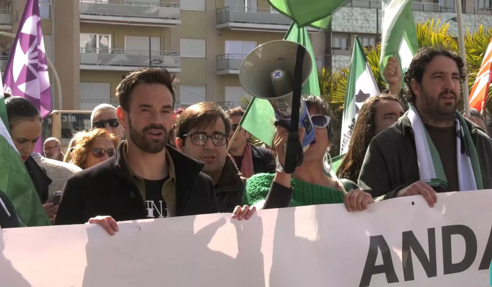 Teresa Rodríguez, megáfono en mano, junto al candidato de Adelante Andalucía a la alcaldía de Cádiz, David de la Cruz, en la manifestación del 28F 'Por la dignidad'