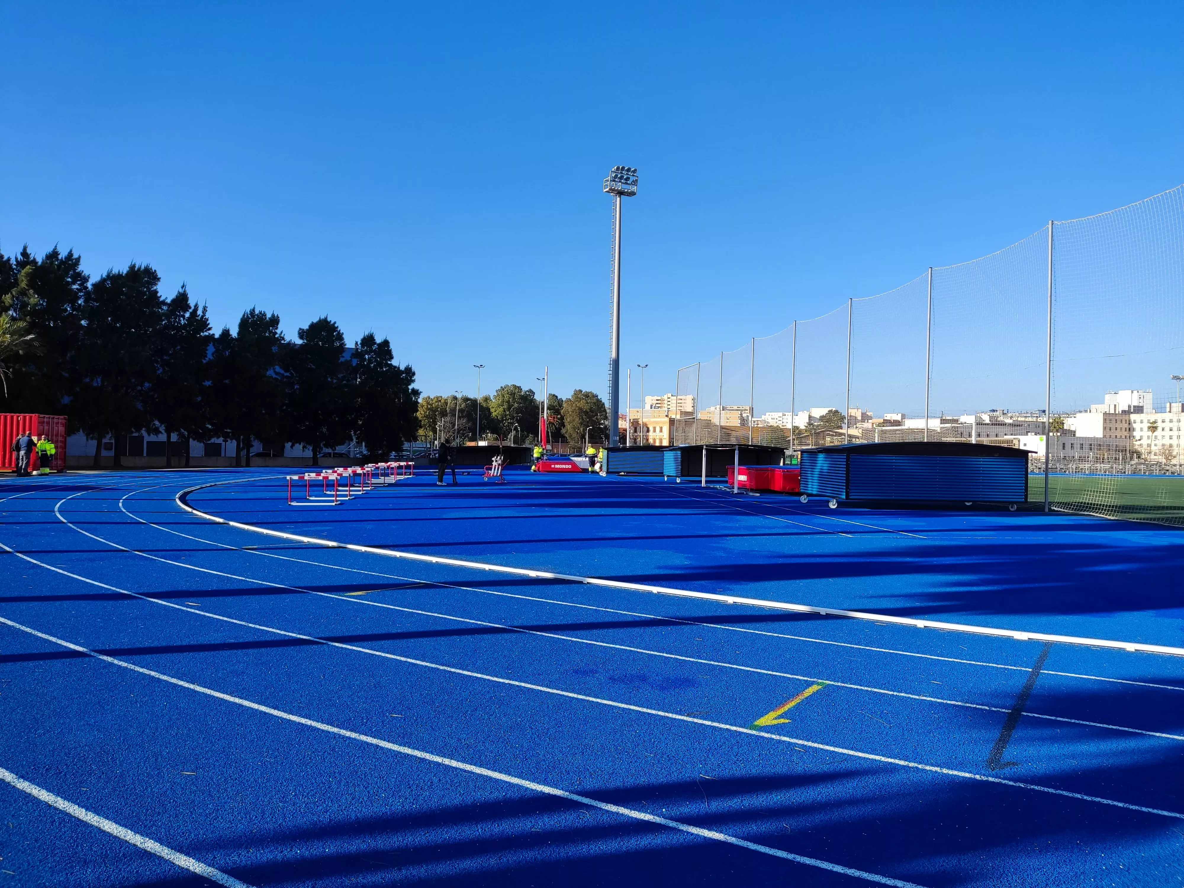 Se ha sustituído la pista de atletismo y se ha traído equipamiento