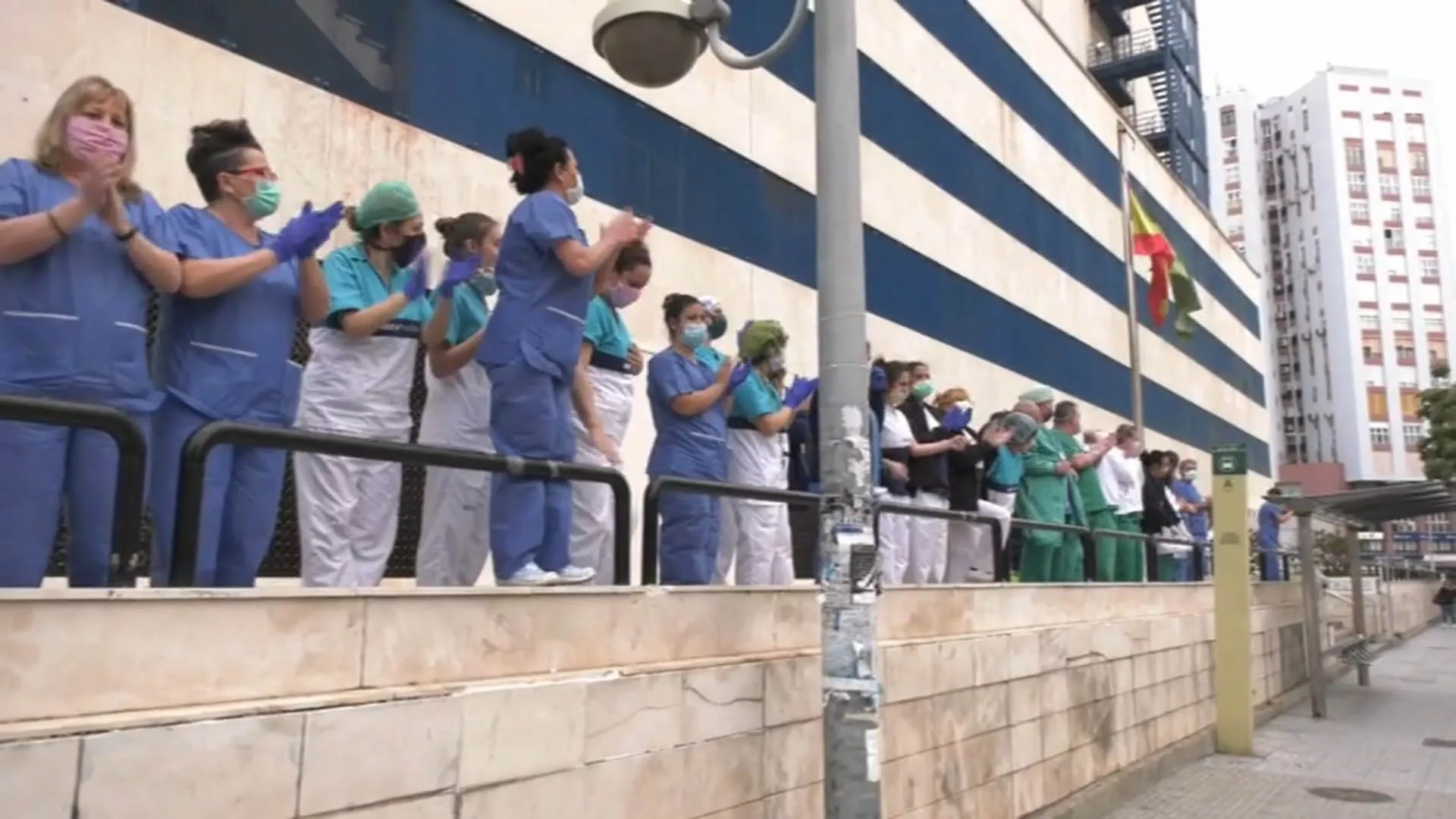 Personal Sanitario y vecinos, a las puertas del Hospital Puerta del Mar, durante el habitual aplauso de las 8 del confinamiento