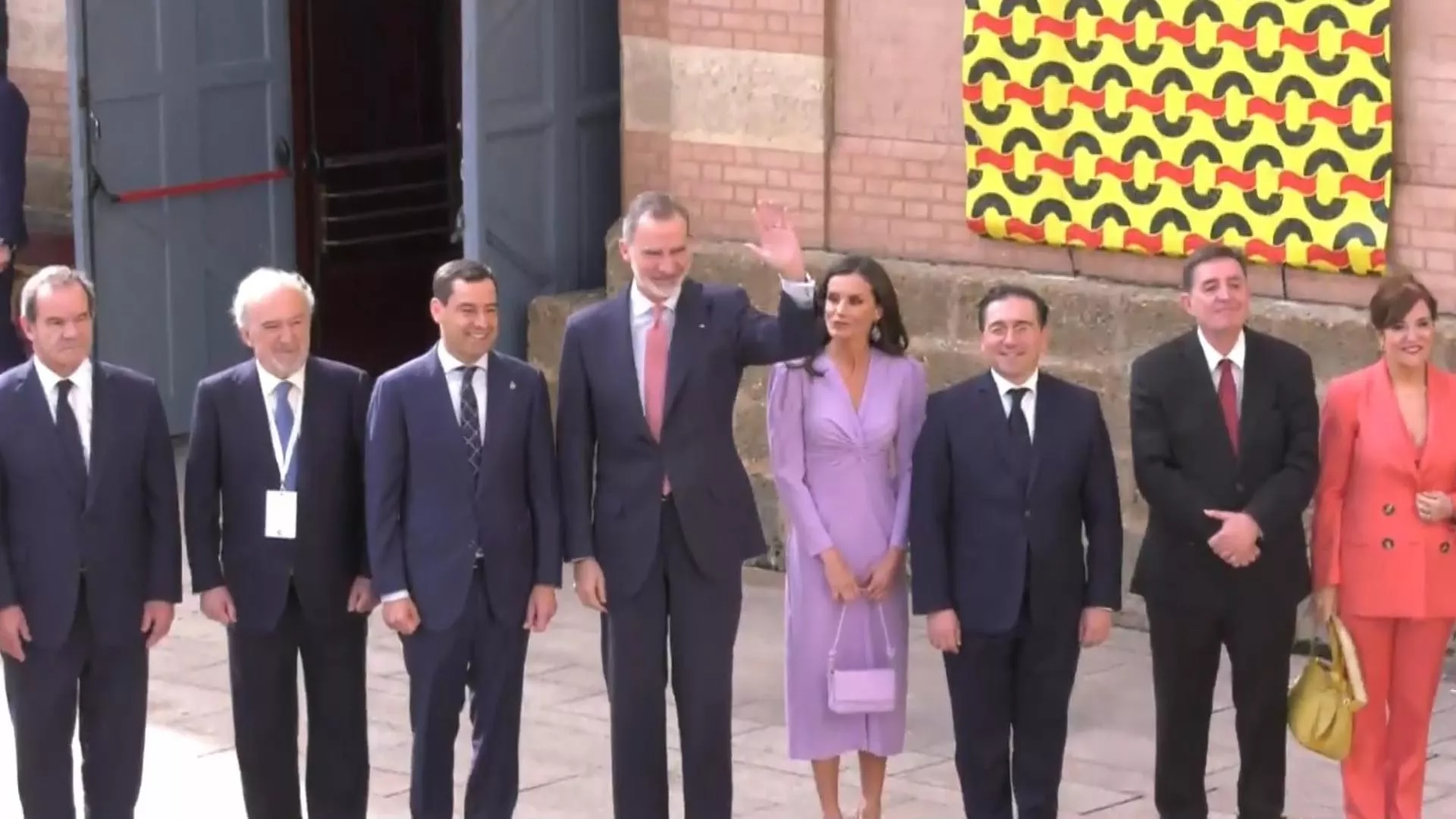 El Rey Felipe VI saluda durante la foto de familia antes de inaugurar el CILE 2023 en el Gran Teatro Falla