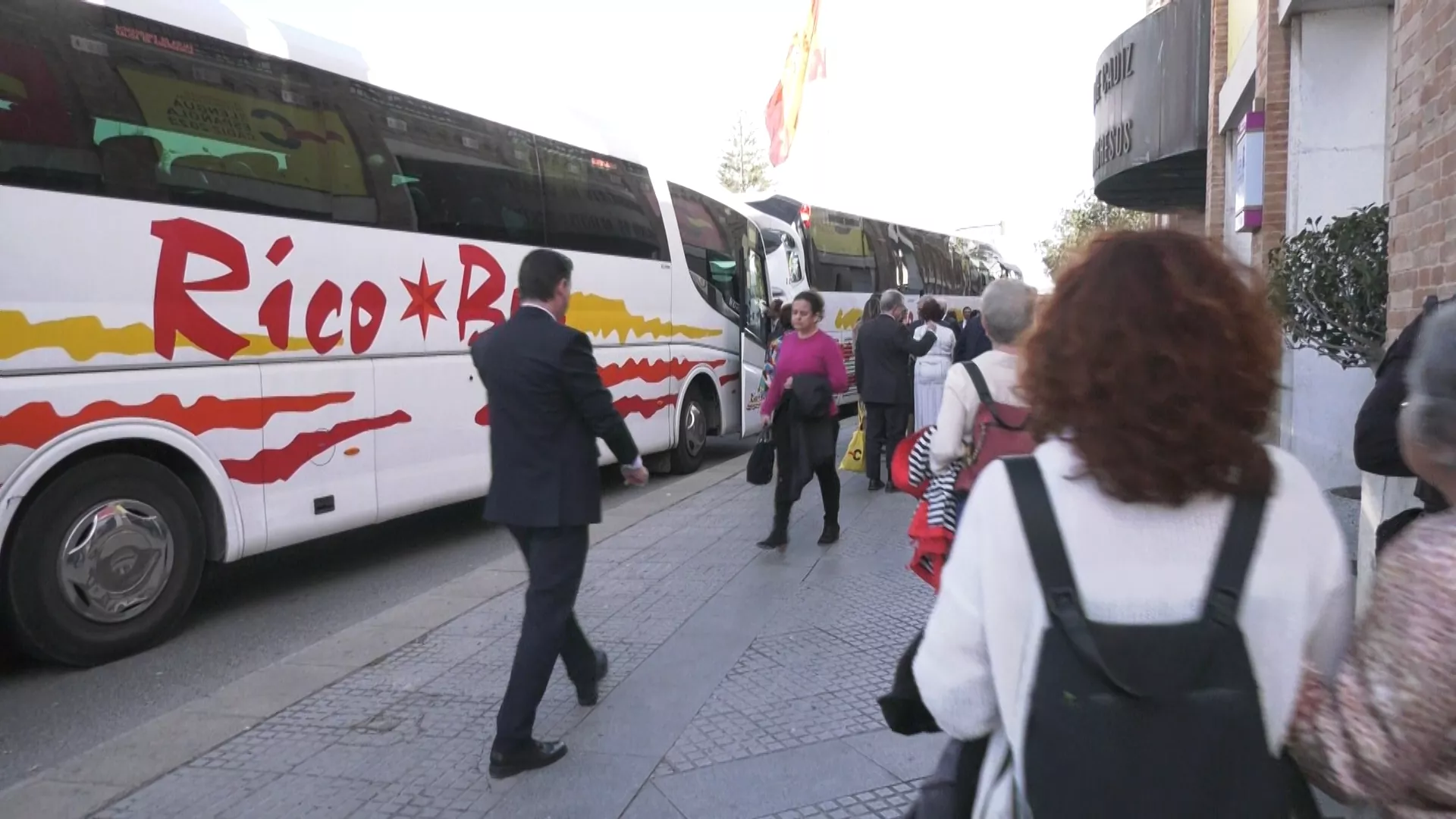 Ponentes descienden de los autobuses en el Palacio de Congresos 