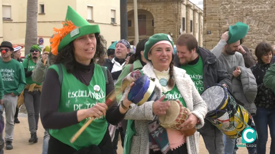 Los participantes durante la pasacallifestación