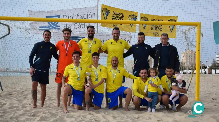 El Cádiz CF Beach Soccer tras la consecución del título