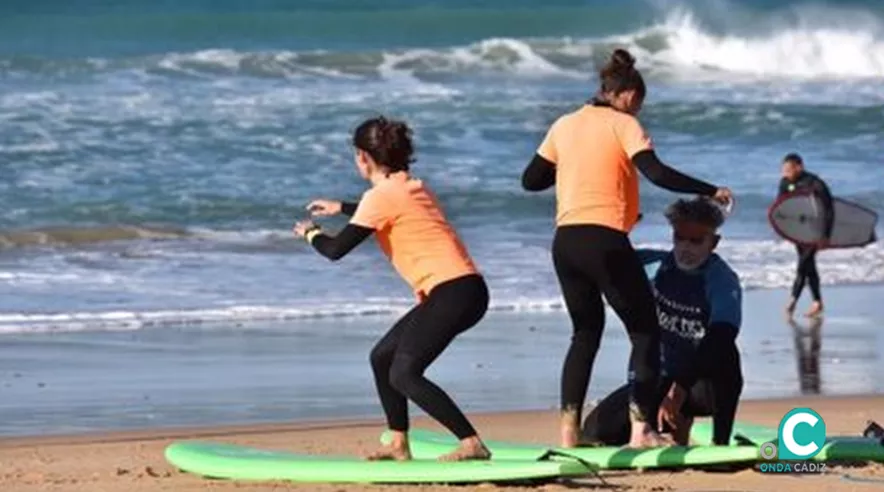 Jóvenes practicando surf (Foto: europapress)