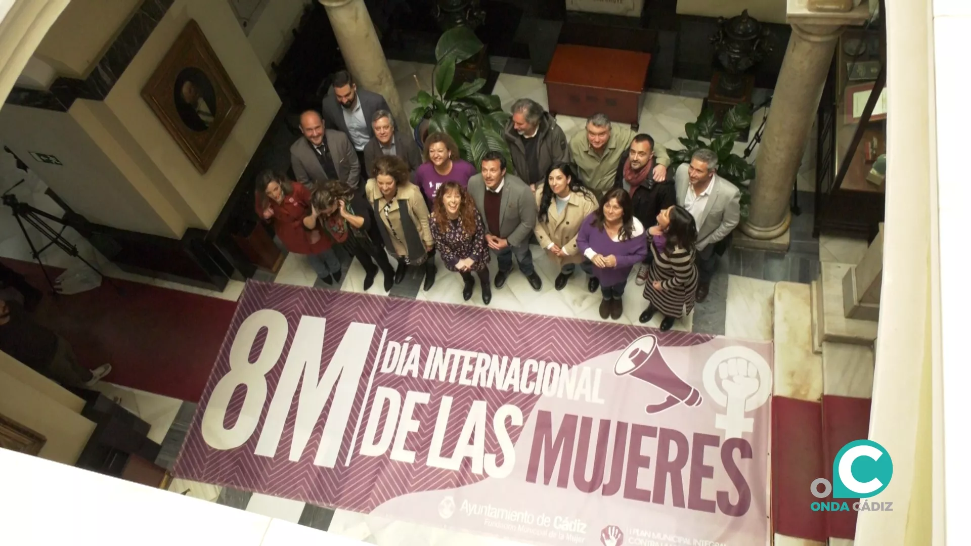 Foto de familia en el ayuntamiento con motivo del 8M