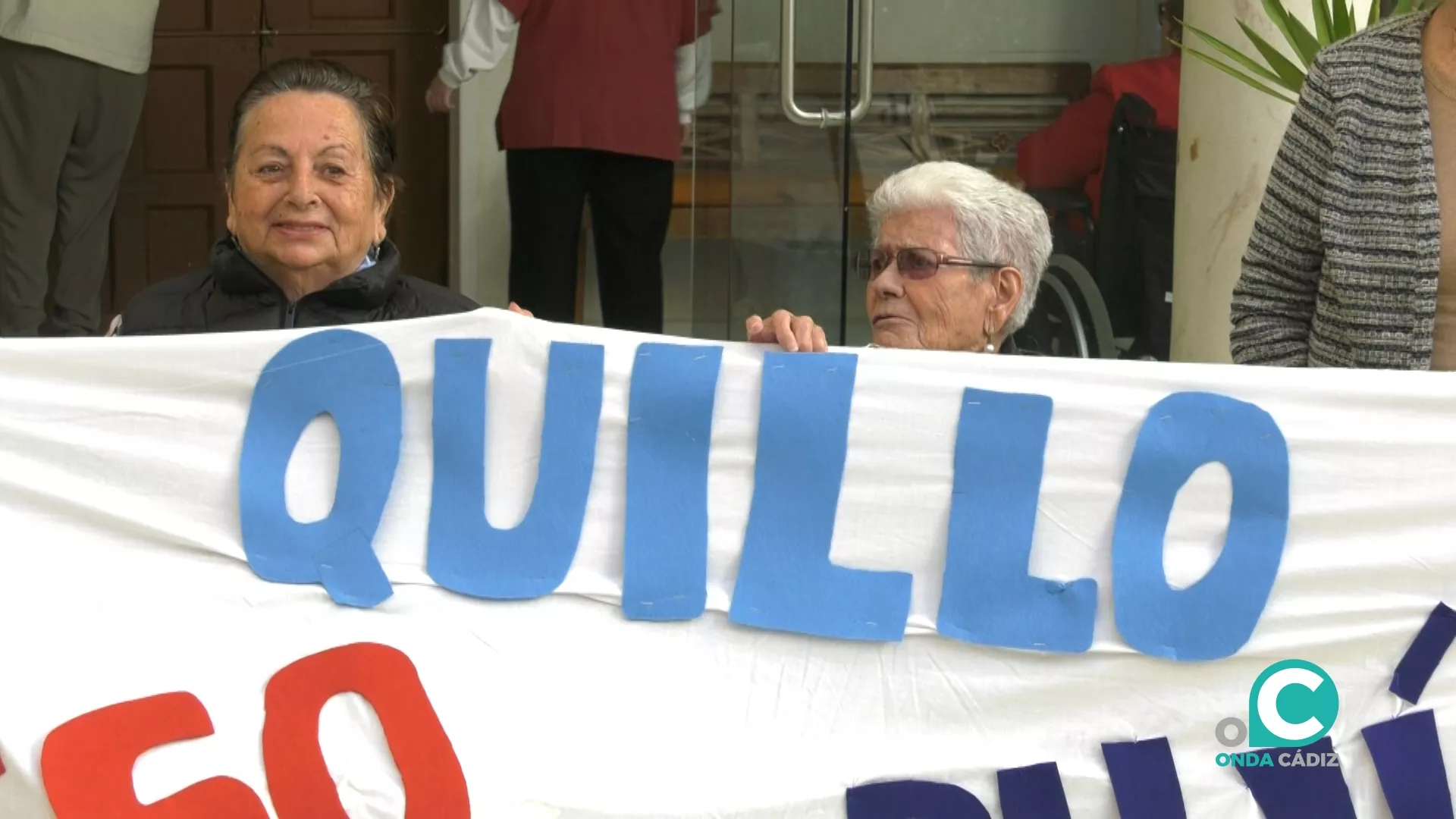 Dos usuarias del la Residencia Fragela con el cartel que han elaborado con motivo el Congreso 