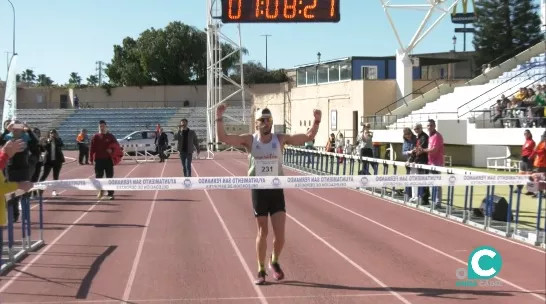 Pedro Garrido (AD Maratón Jerez) vencedor de esta edición llegando a meta