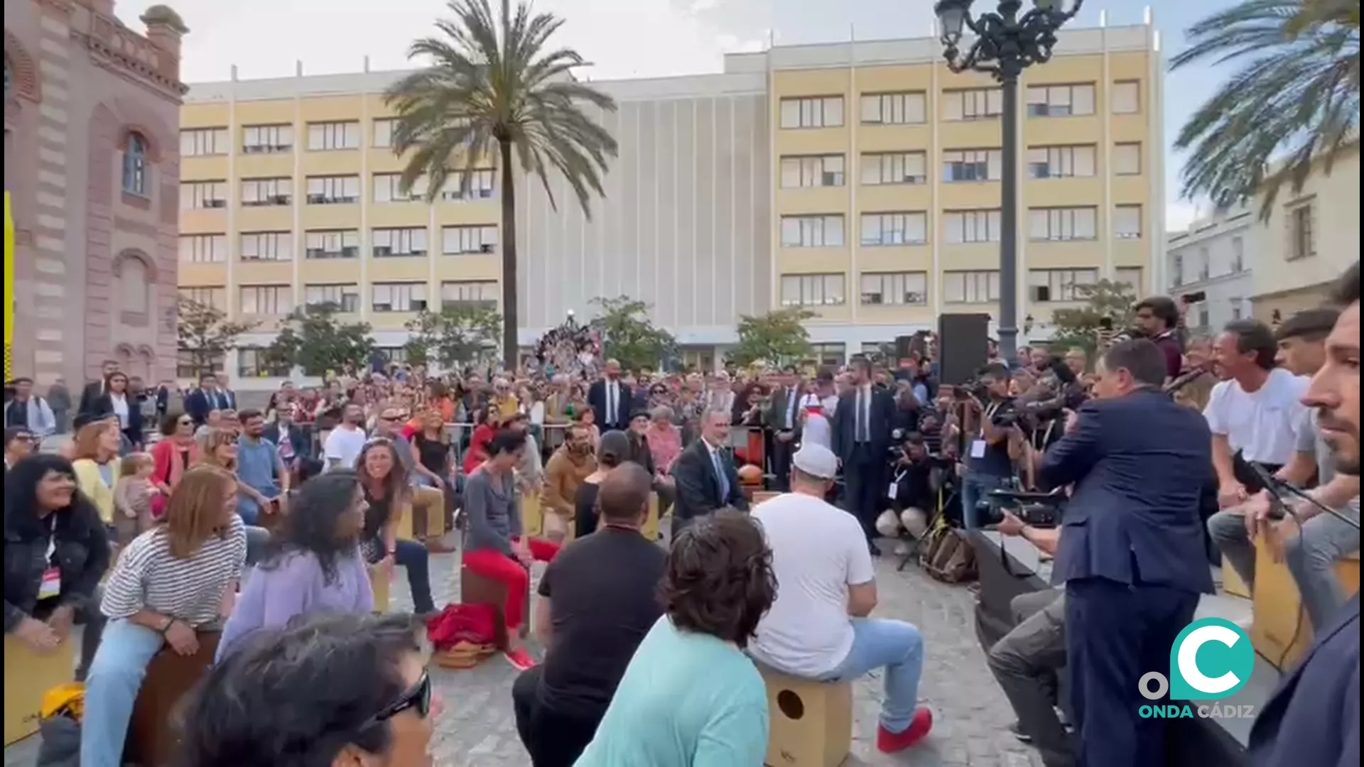 Felipe VI tocando el cajón en la Plaza Fragela. Foto y vídeo cedido por El País.  