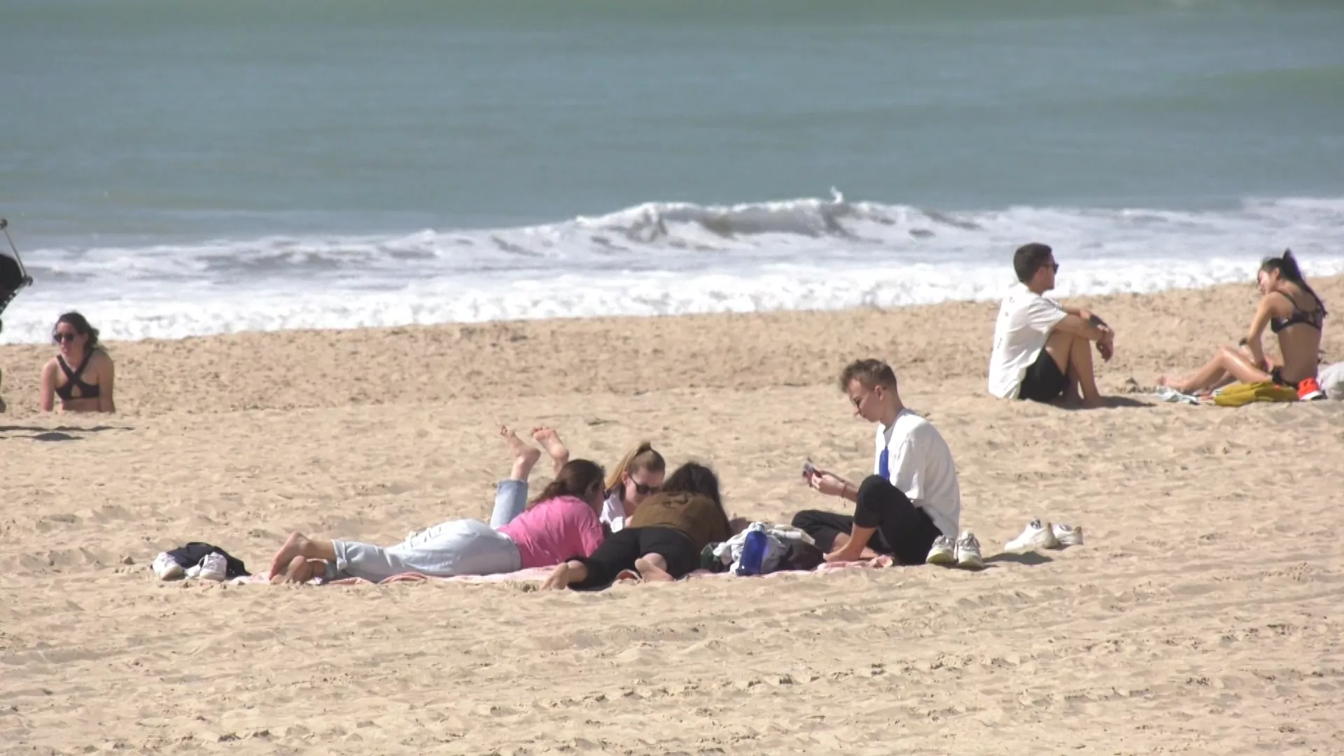 El buen tiempo lleva a los primeros usuarios a la playa 