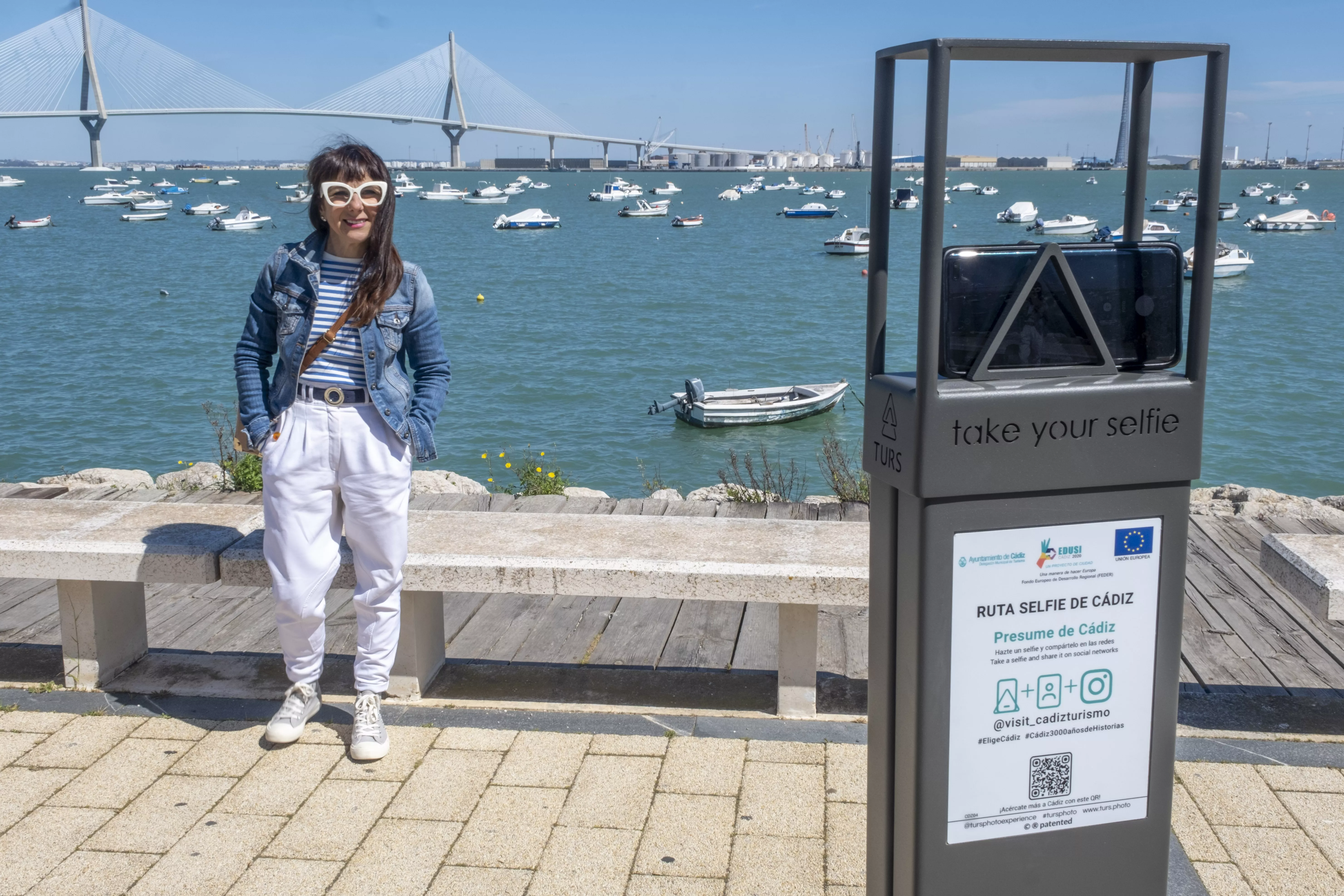 A lo largo del Paseo de la Bahía hay 6 soportes para poner los móviles