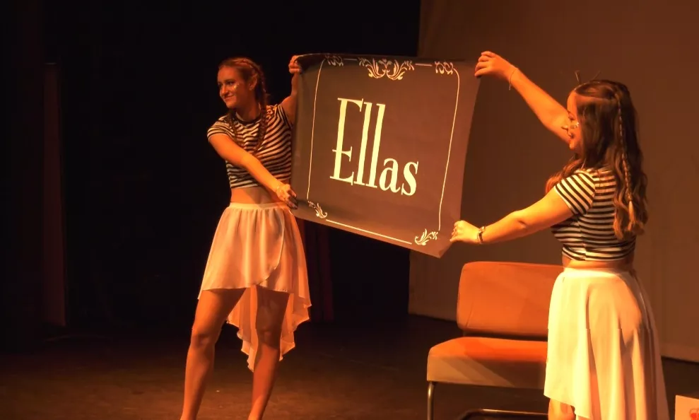 Las actrices que interpretan a Marta e Irene, protagonistas de la obra. Eurovisión transforma al clásico de Shakespeare en Julieta y Julieta.