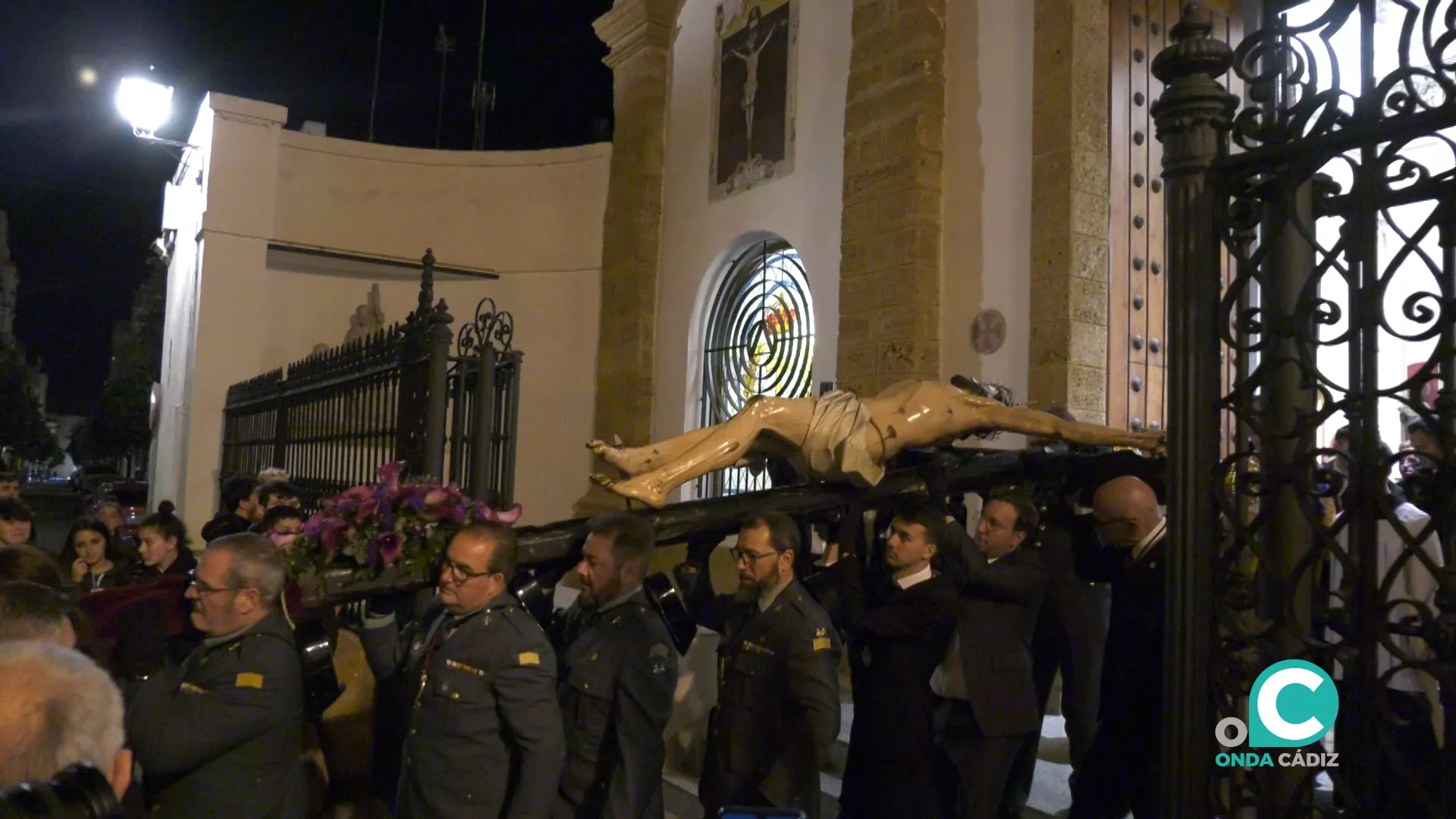 Imagen del Via Crucis de Ex`piración durante su salida de la Castrense. 