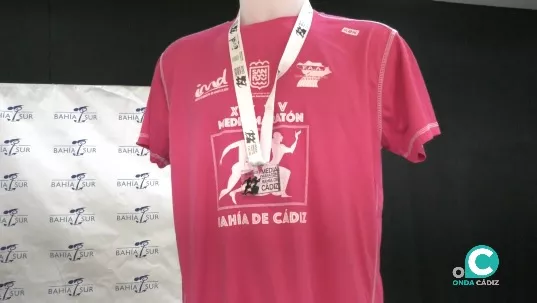 La camiseta, y la medalla de finisher, de esta edición