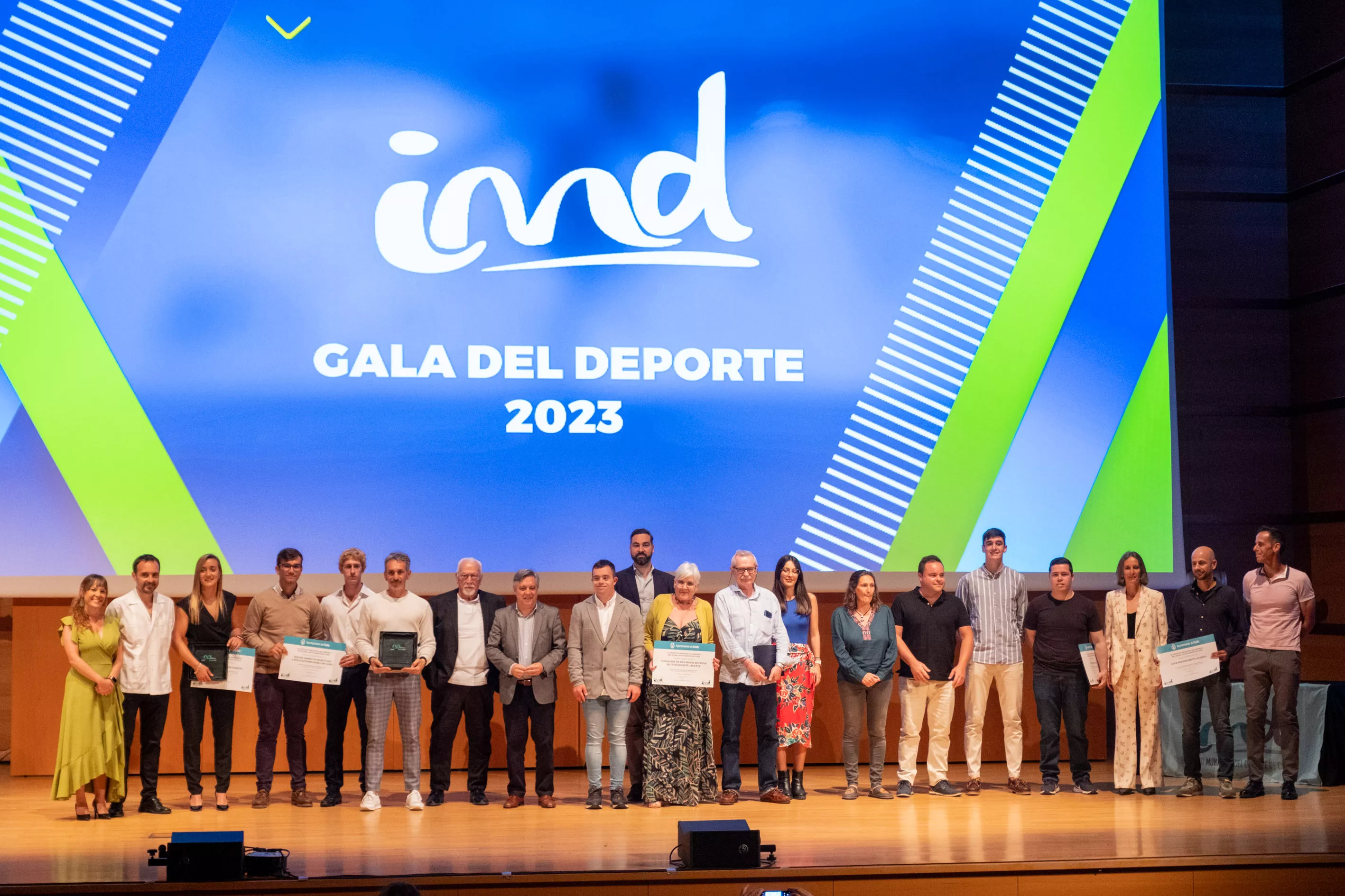 Los premiados cerraron el acto con una fotografía conjunta 