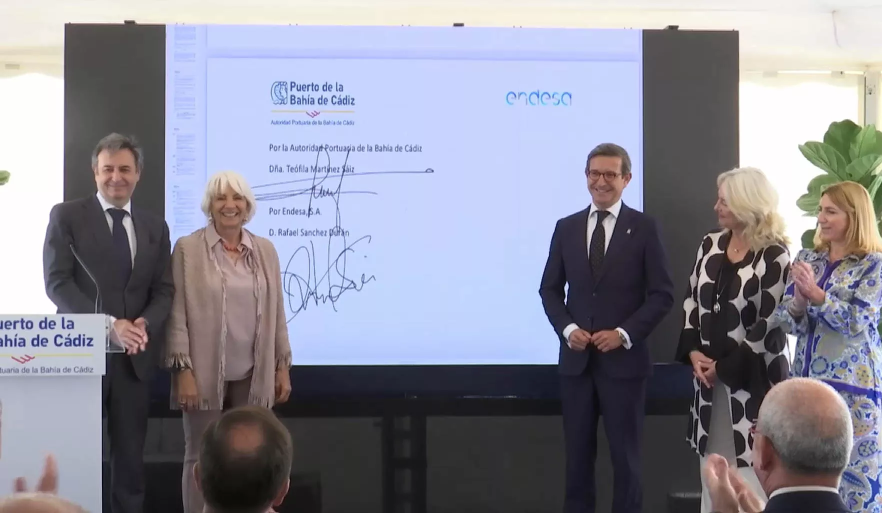 El director de Endesa-Andalucía, la presidenta de APBC y el consejero de Política Industrial durante la firma del protocolo #ePort