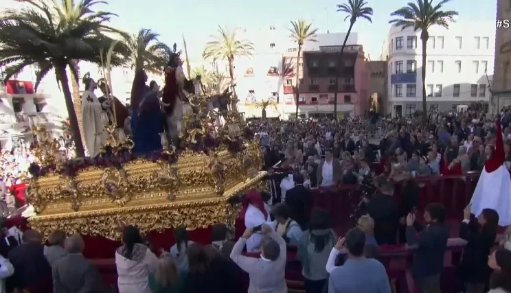 El Domingo de Ramos colma las calles de Cádiz.