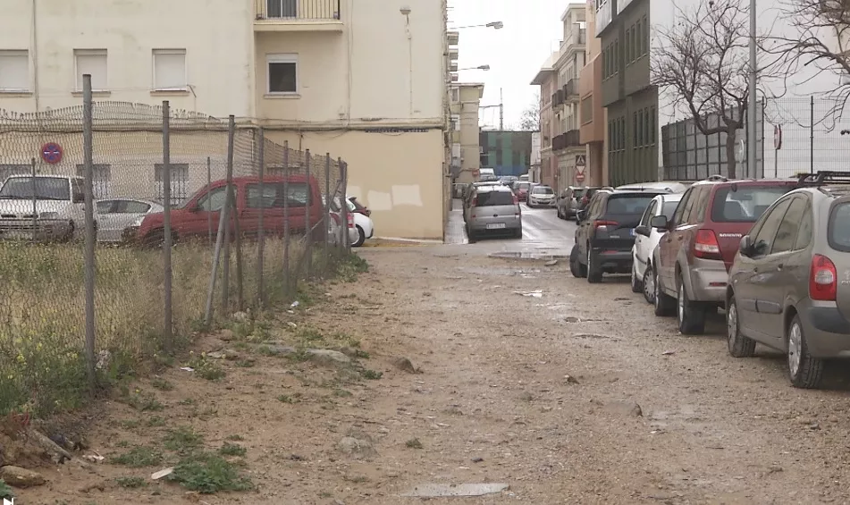 Ciudadano exige la urbanización de la calle Dársena de Puntales.