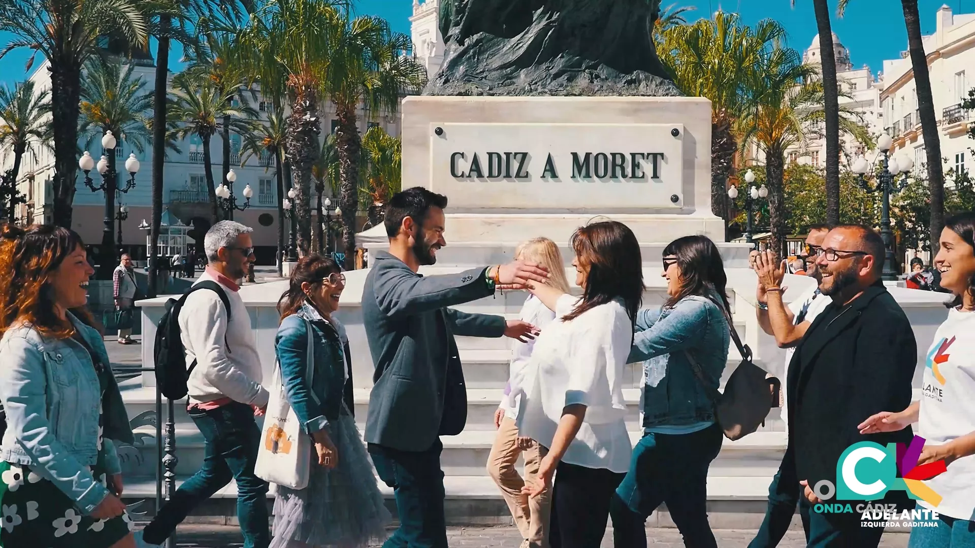 Fragmento del vídeo donde se abrazan David De la Cruz y Helena Fernández. 