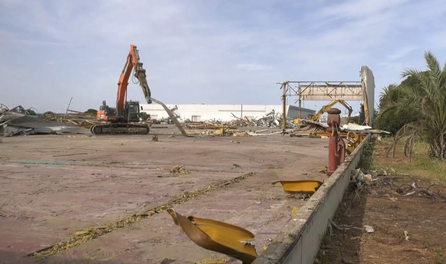 Una máquina pesada realiza los últimos trabajos de desmantelamiento de la antigua planta de automoción