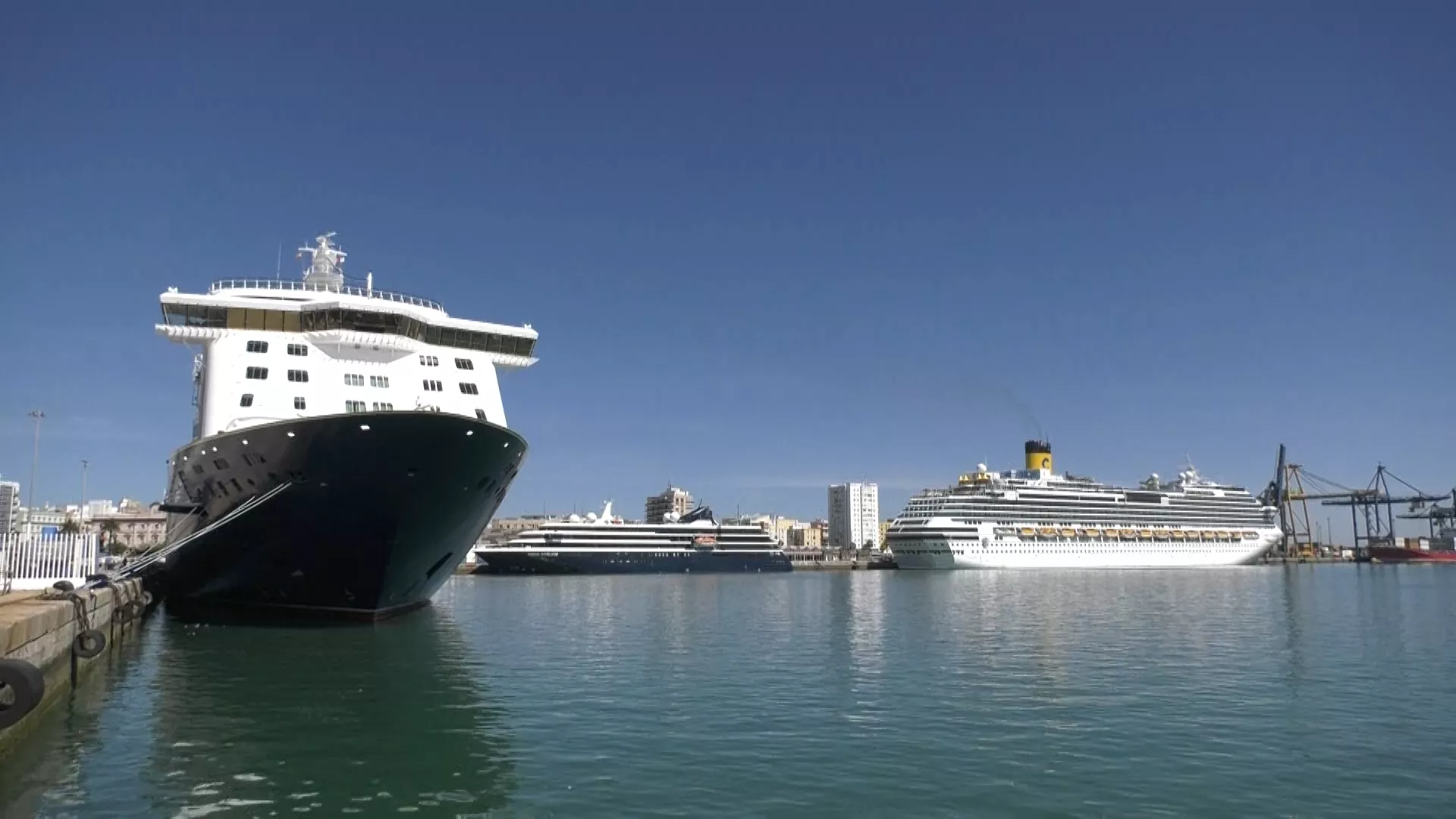 Tres de los cinco cruceros que han coincidido en su escala en el puerto de Cádiz han ocupado los muelles Ciudad y Alfonso XIII