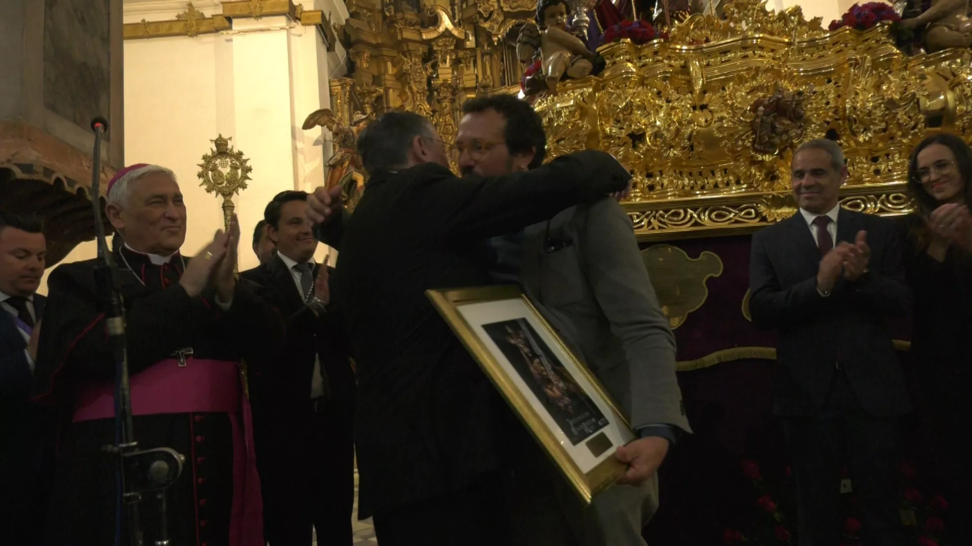 El alcalde recibe de manos de Jacinto Plaza un cuadro del pintor malagueño Ignacio Rangel de Arias que ilustra el cartel del Jueves Santo del Nazareno.