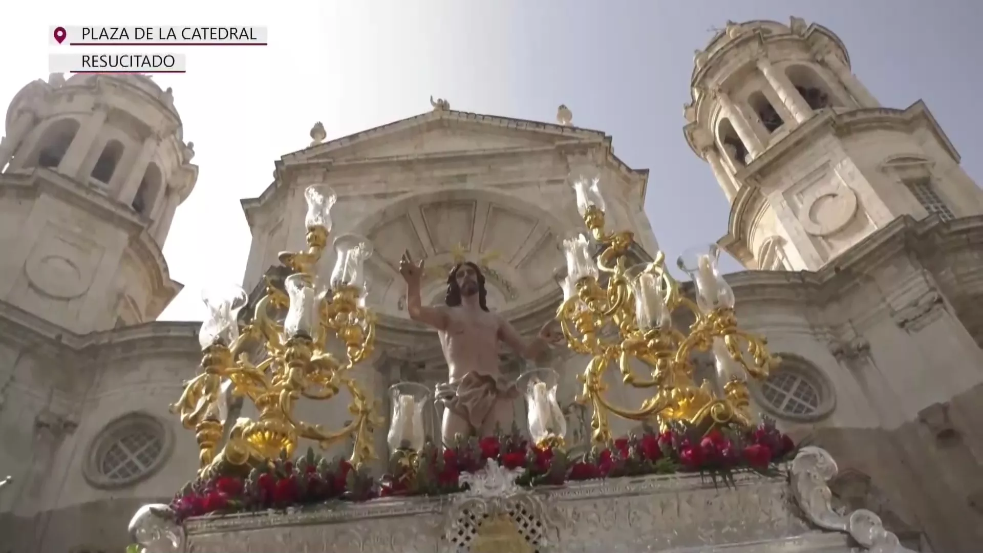 La procesión del Resucitado saliendo de la Catedral de Cádiz
