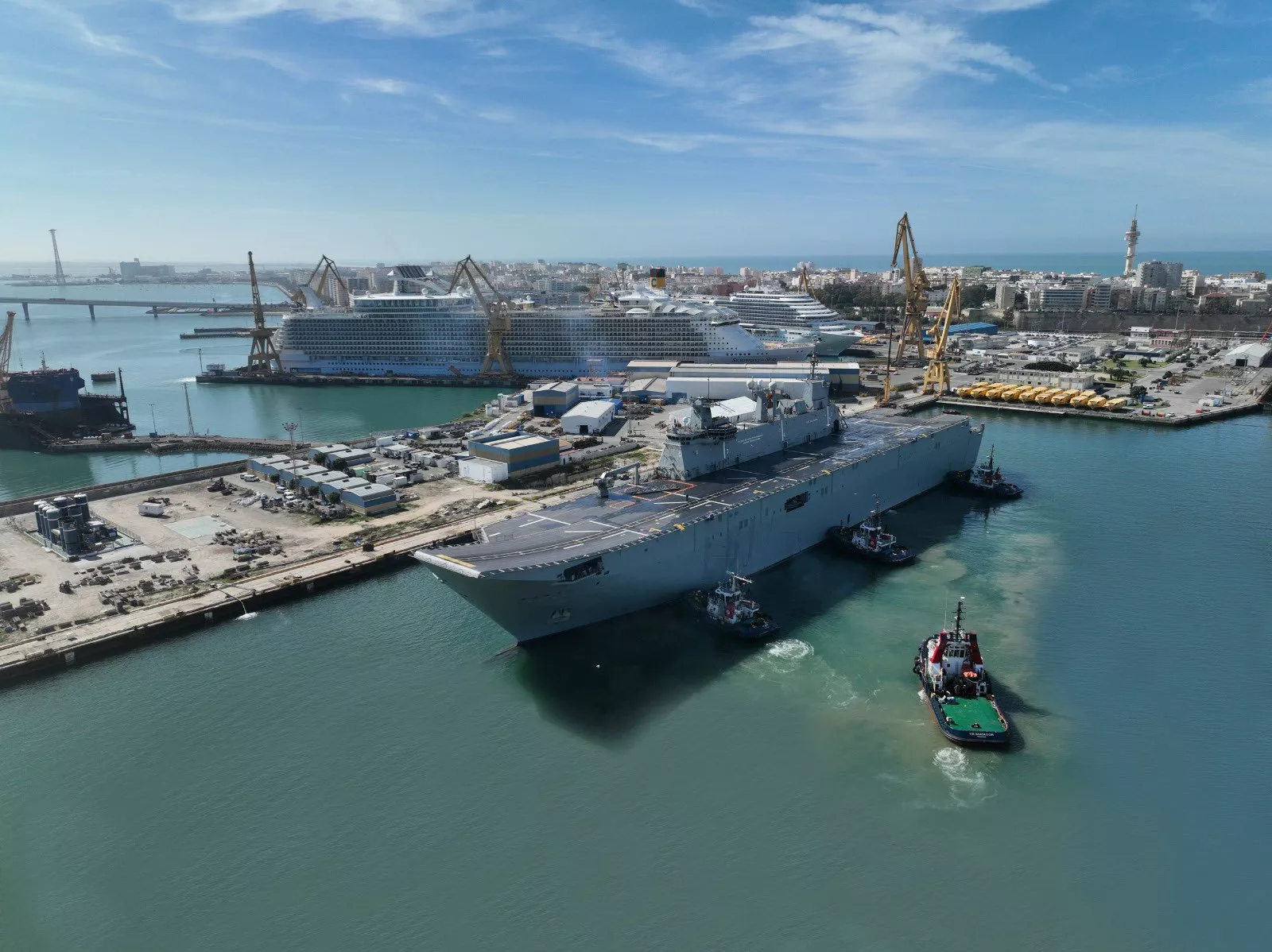 Imagen del buque L-61 Juan Carlos I en su entrada al astillero de Cádiz para someterse a la primera fase de mejoras