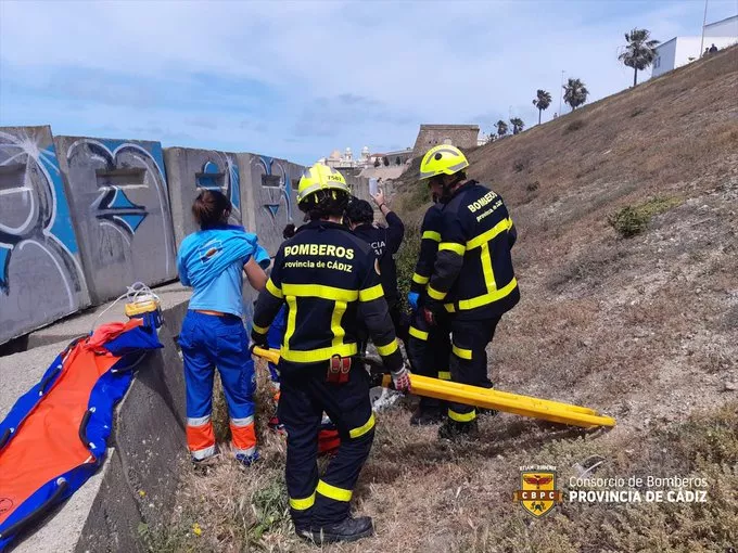 A la llegaba de los bomberos se encontraban en el lugar de los hechos la Policía Local y servicios sanitarios