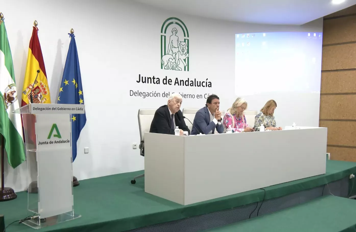El presidente de la Cámara de Comercio de Cádiz, La delegada del Gobierno andaluz, flanqueada por sus compañeros de Empleo y de Economía, durante la jornada informativa sobre ayudas a empresarios y autonómoste 