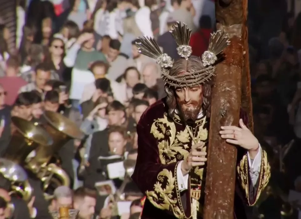 El Nazareno de la Obediencia a su paso por la calle Pelota antes de llegar a Catedral. La Merced disfruta de la primera salida procesional del Nazareno de la Obediencia.