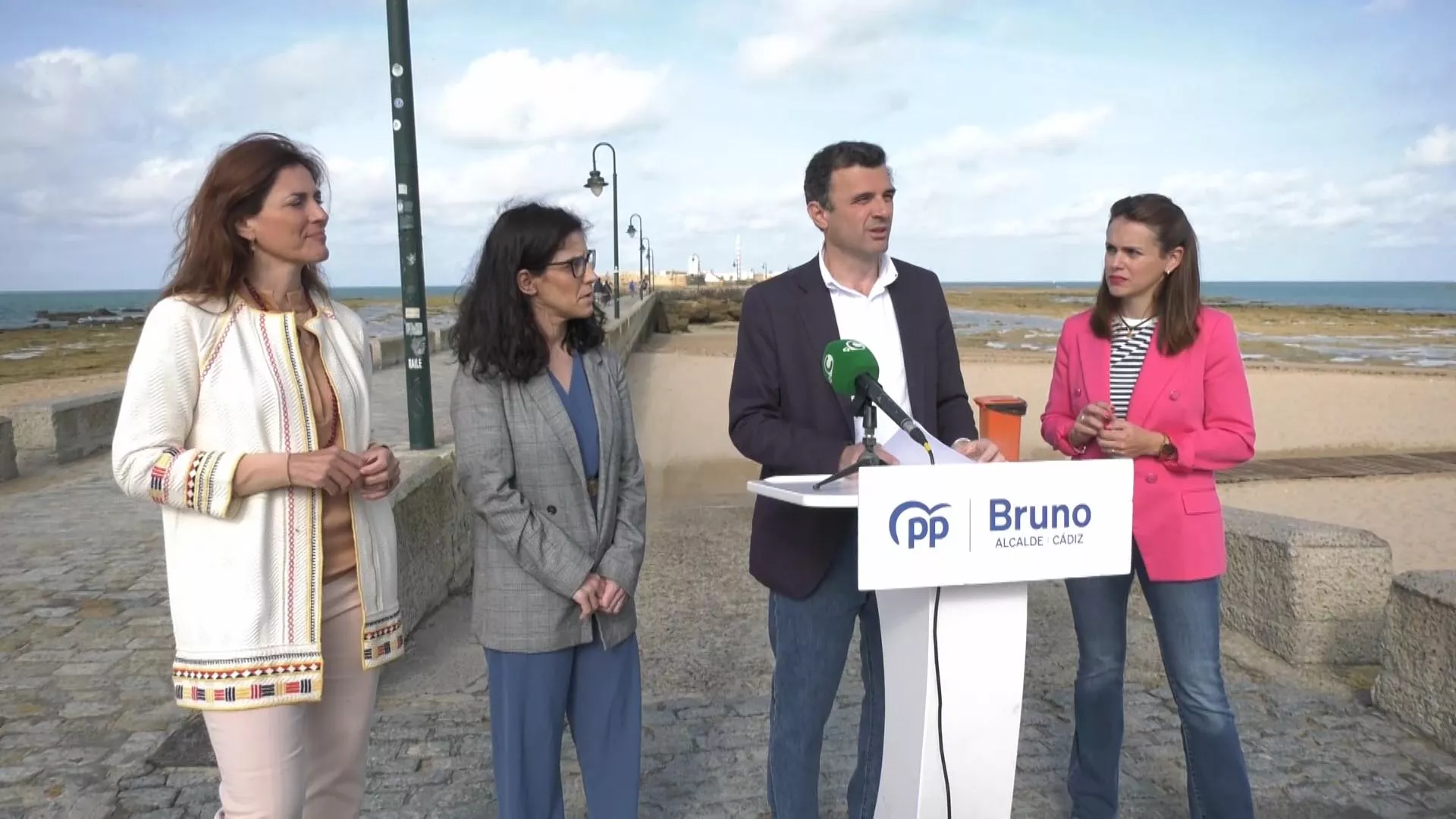 El candidato del PP, Bruno García, junto a 3 compañeras de candidatura, ha presentado su propuesta del Castillo de San Sebastián en el Paseo Quiñones de la Caleta
