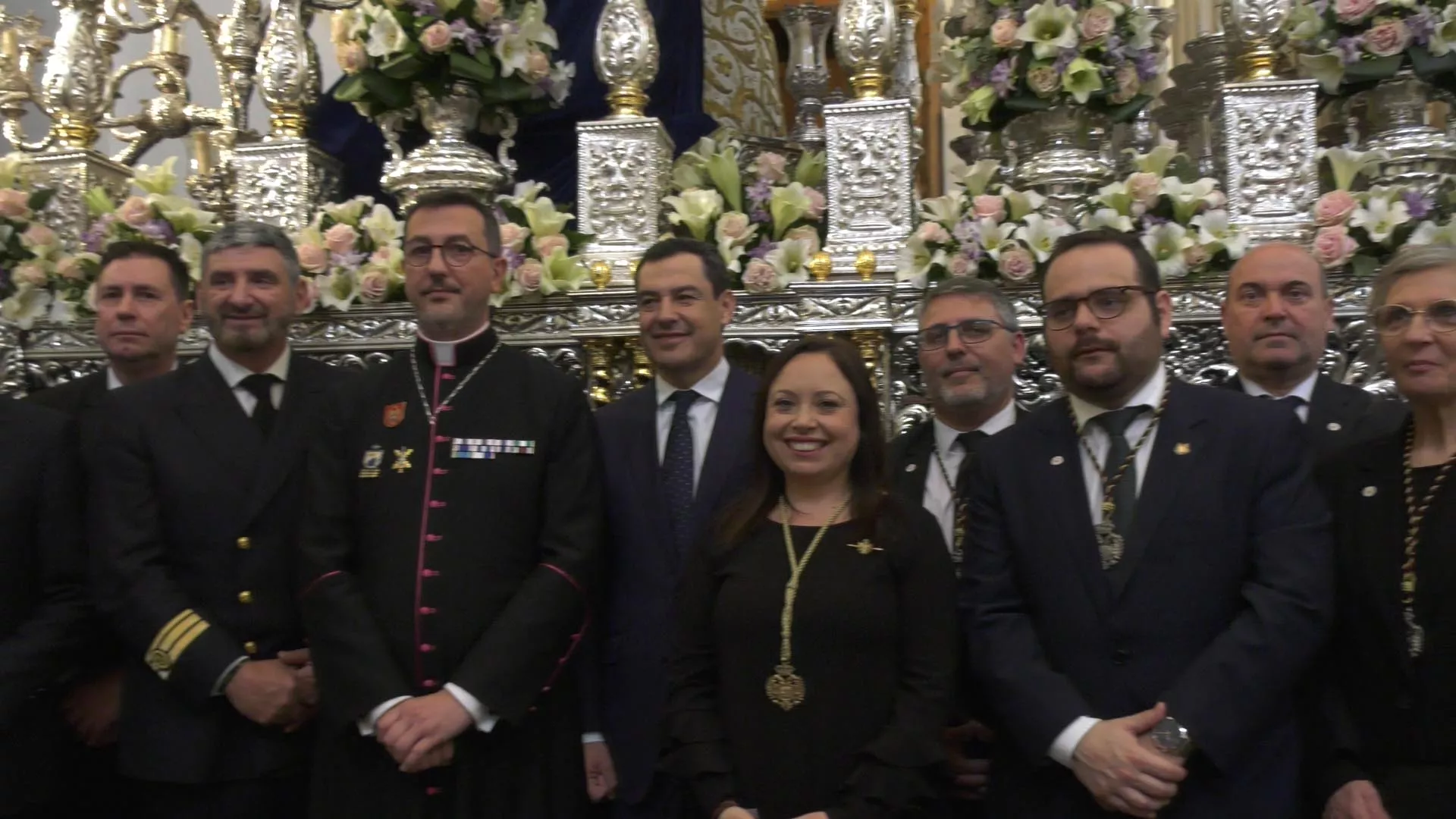 El presidente de la Junta, junto a la hermana mayor y miembros de la junta de Gobierno, durante su visita a la cofradía de Expiración