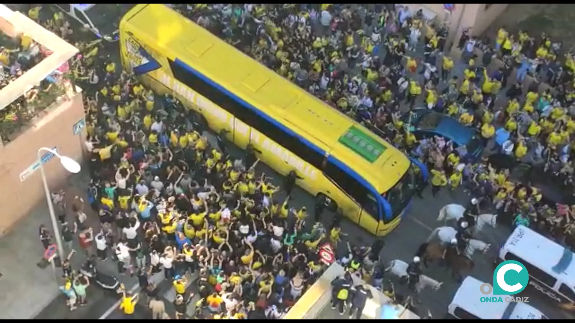 El autobús del equipo amarillo en su llegada al estadio Nuevo Mirandilla 