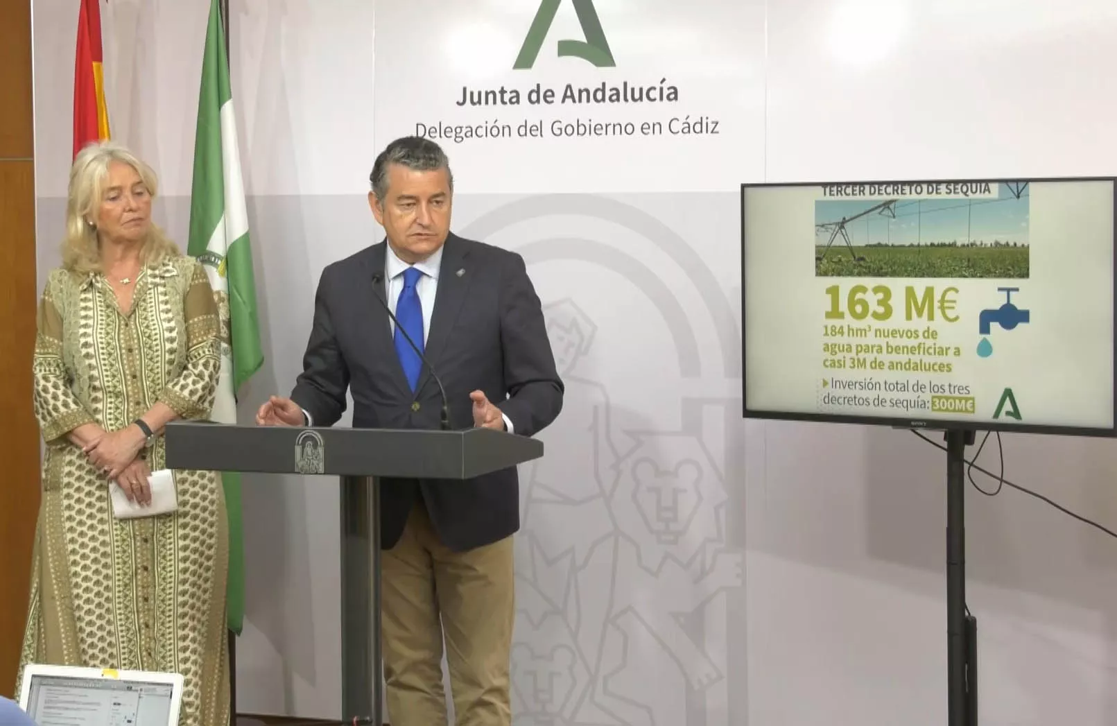 El consejero Antonio Sanz, acompañado de la delegada del Gobierno andaluz en Cádiz, durante la presentación de los planes para paliar los efectos de la sequía