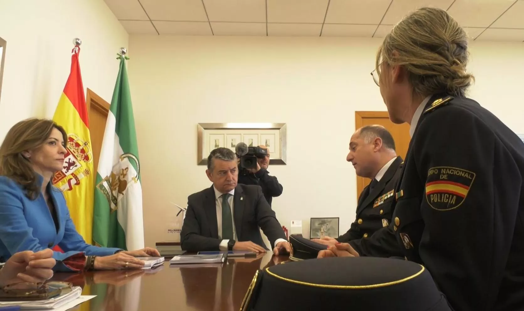 El consejero de Presidencia, Antonio Sanz, reunido con mandos de la Unidad de Policía Adscrita 