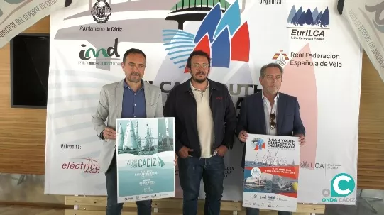 Autoridades posan con el cartel del evento