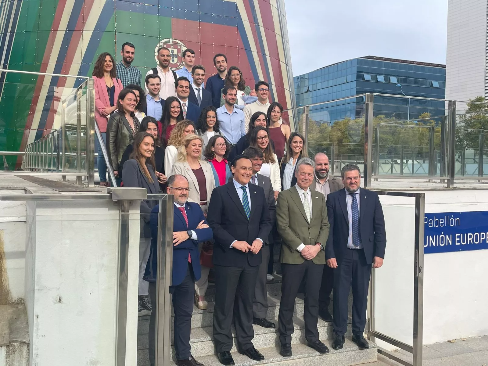 Foto de familia de los estudiantes que disfrutarán el próximo curso de las becas Fulbright-Junta