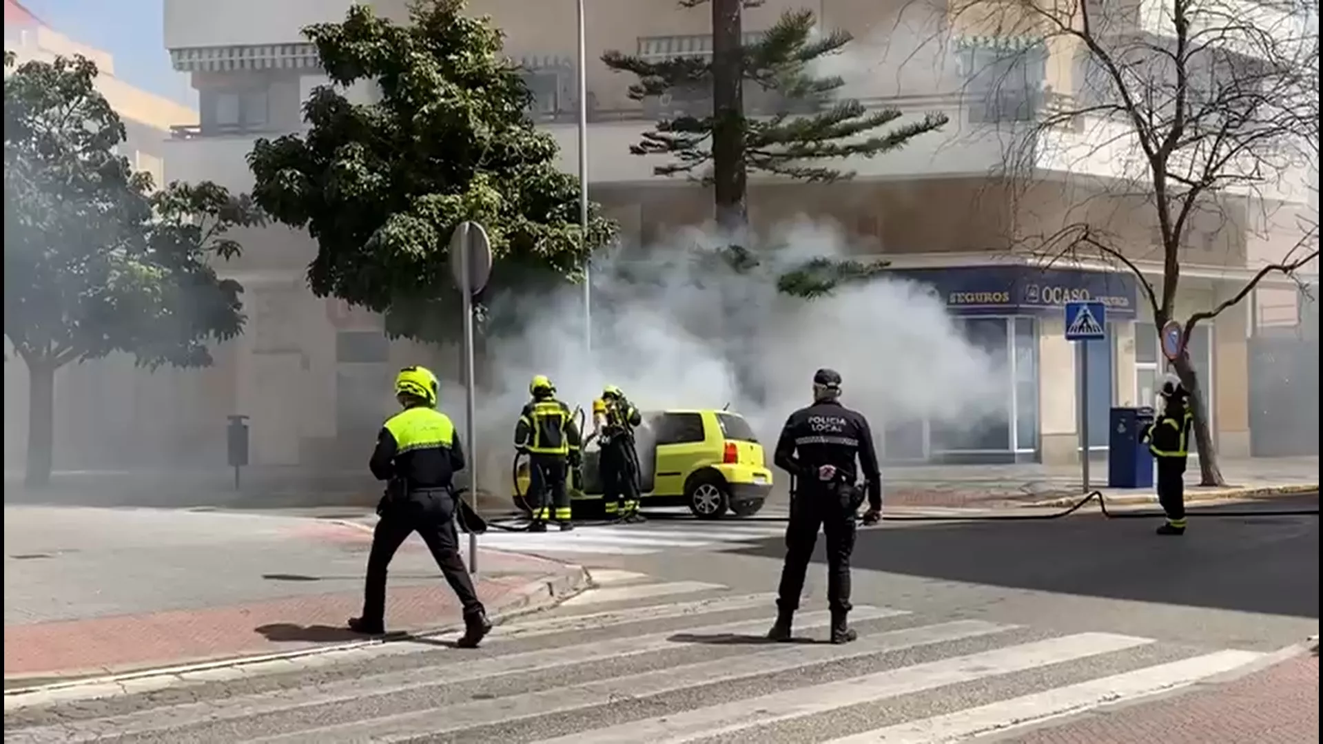 El cuerpo de Bomberos sofocando el incendio 