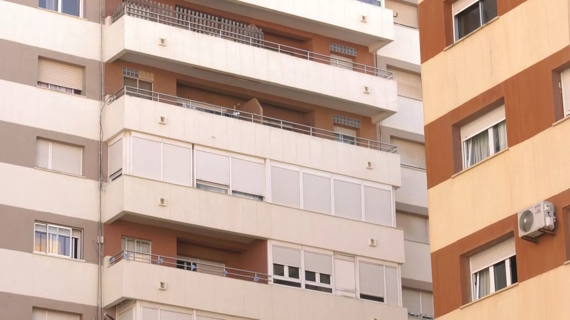 Cádiz registra el precio unitario de venta más alto de entre las capitales, 2.452€/m², seguida de Málaga 2.221€/m² y Sevilla 1.987€/m². Cádiz registra el precio unitario de venta más alto de entre las capitales, 2.452€/m², seguida de Málaga 2.221€/m² y Sevilla 1.987€/m².