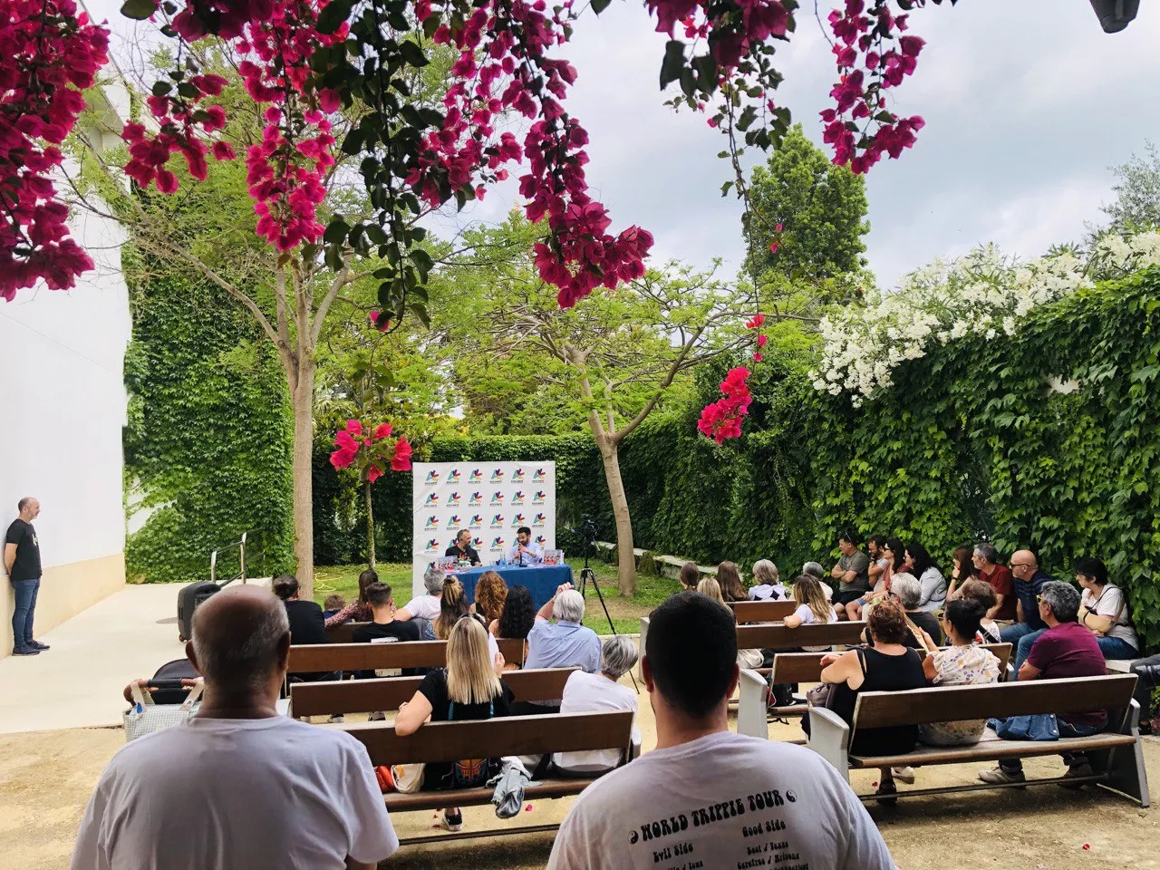 La presentación ha tenido lugar en el patio de la Biblioteca Adolfo Suárez.