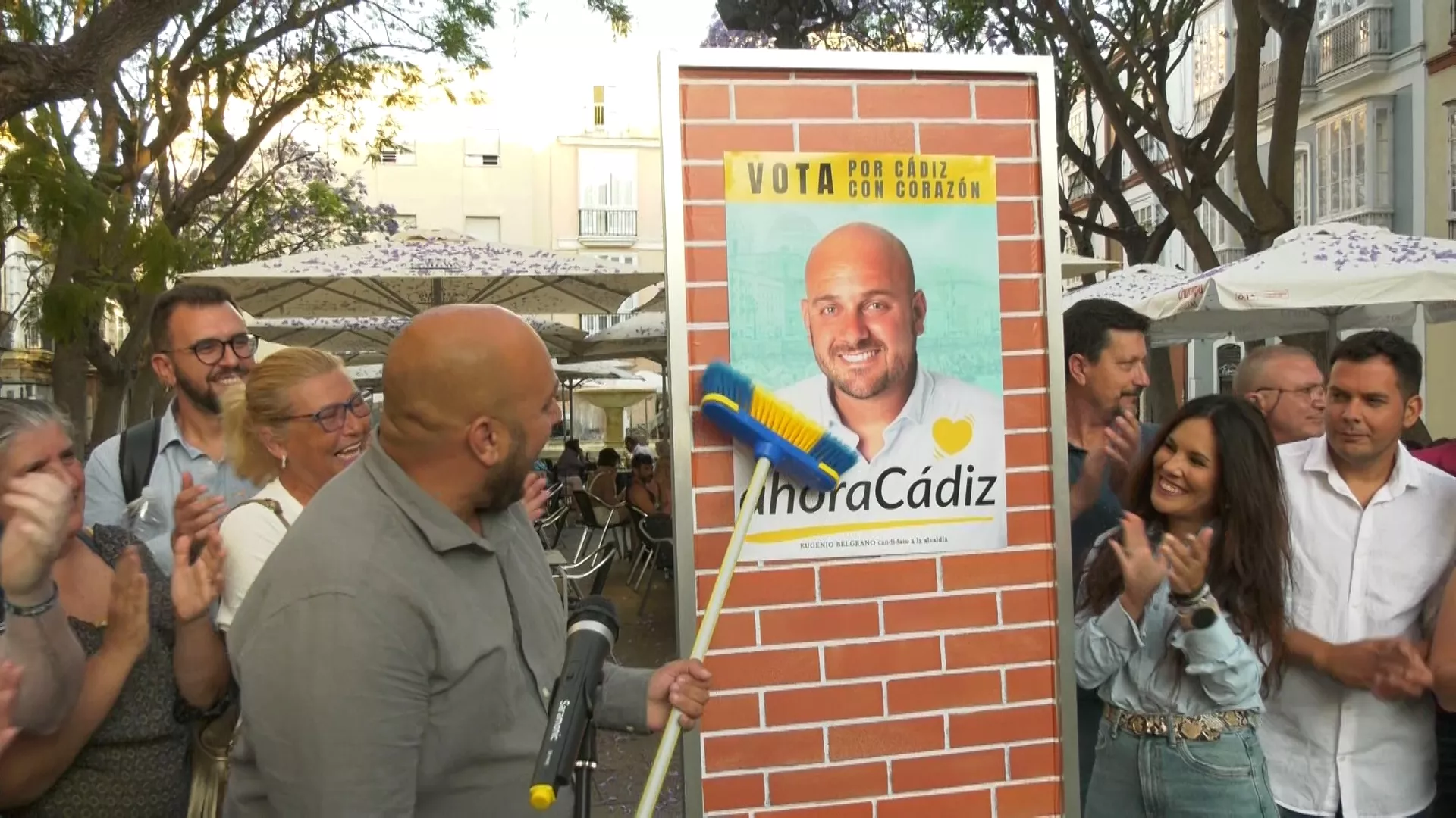 Eugenio Belgrano con su cartel de la formación Ahora Cádiz 