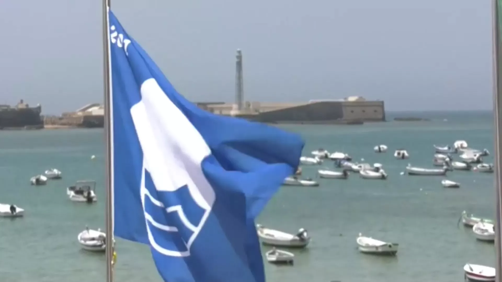 La bandera azul reconoce la calidad ambiental, seguridad y servicios de las costas. 