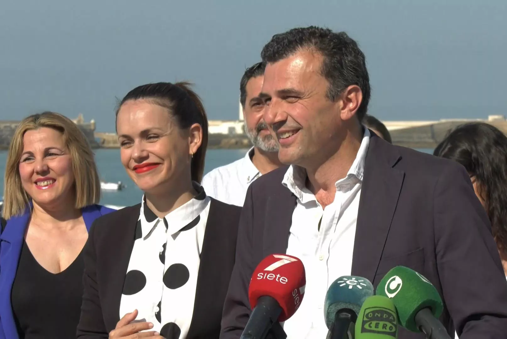 El candidato popular Bruno García, junto a miembros de su candidatura, en un acto de campaña