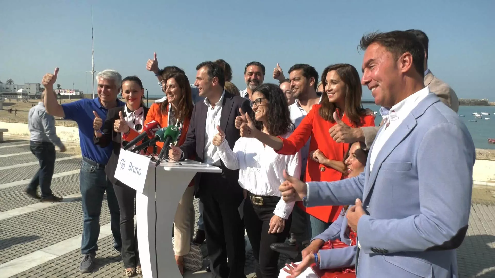 El alcaldable popular, Bruno García, junto a miembros de su candidatura a las elecciones municipales por Cádiz 