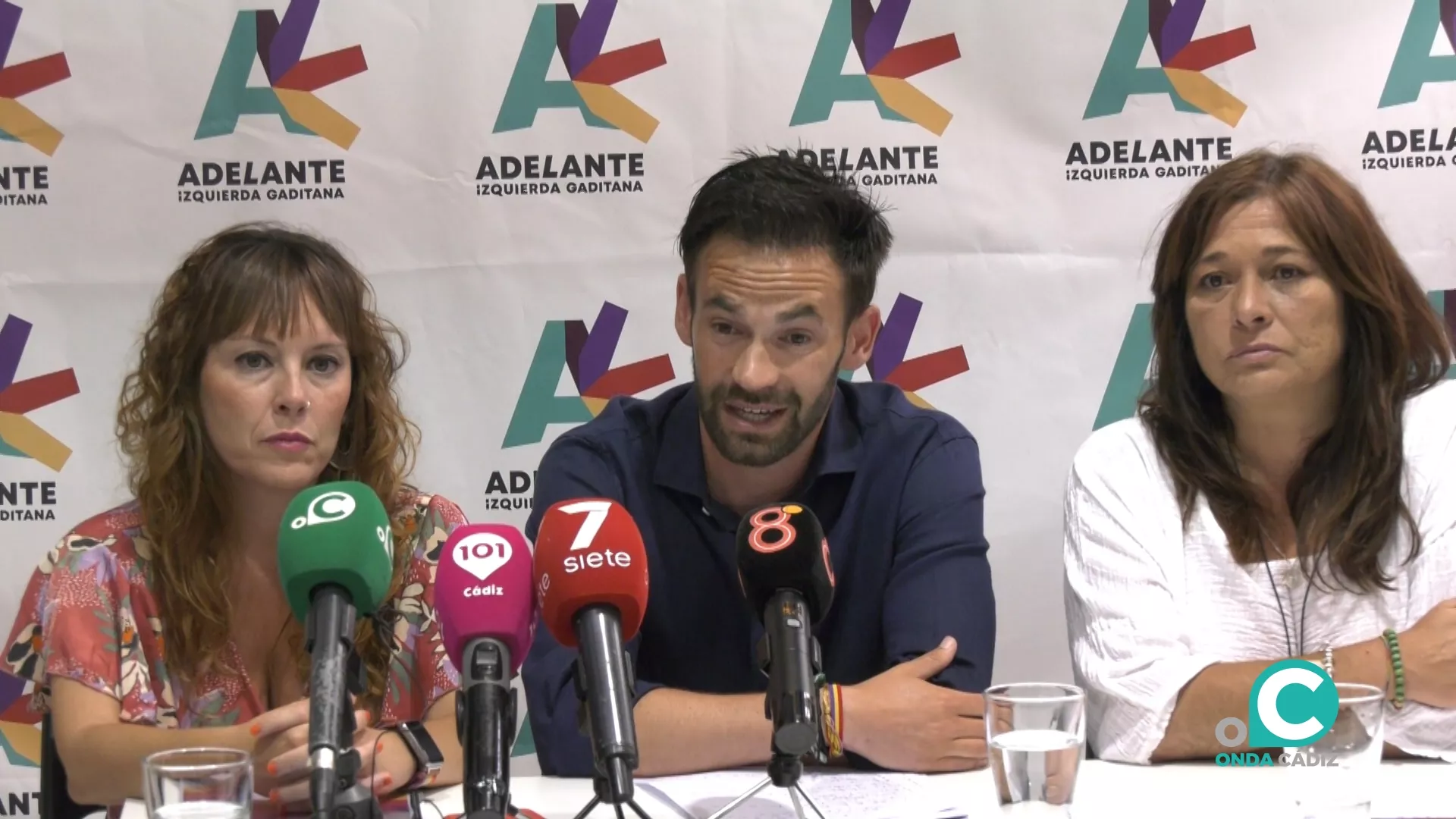 El candidato a la alcaldía por Adelante Izquierda Gaditana,David de la Cruz, junto a Helena Fernández y Lorena Garrón