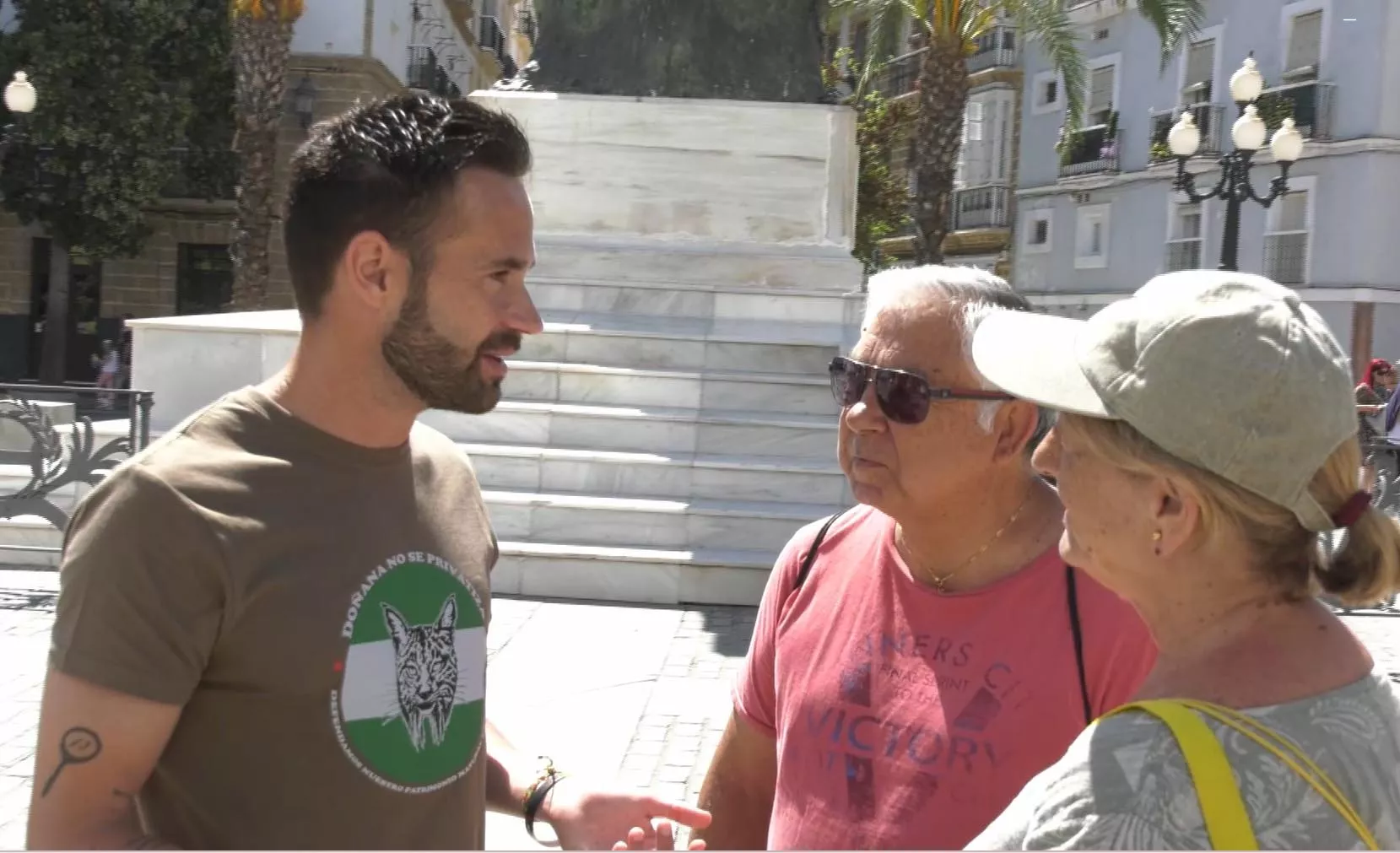 El candidato a la alcaldía de Cádiz por AIG, David de la Cruz, dialoga con dos personas tras presentar sus propuestas en materia de agua 