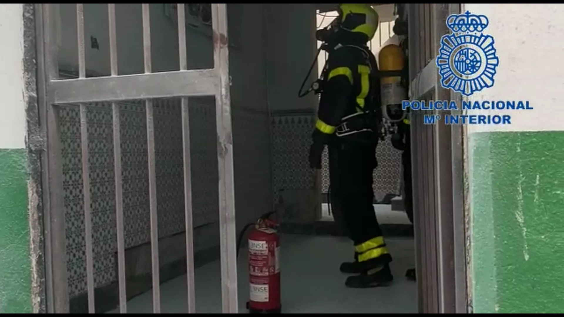 Agentes de Bomberos apagan el fuego del cuadro eléctrico. 