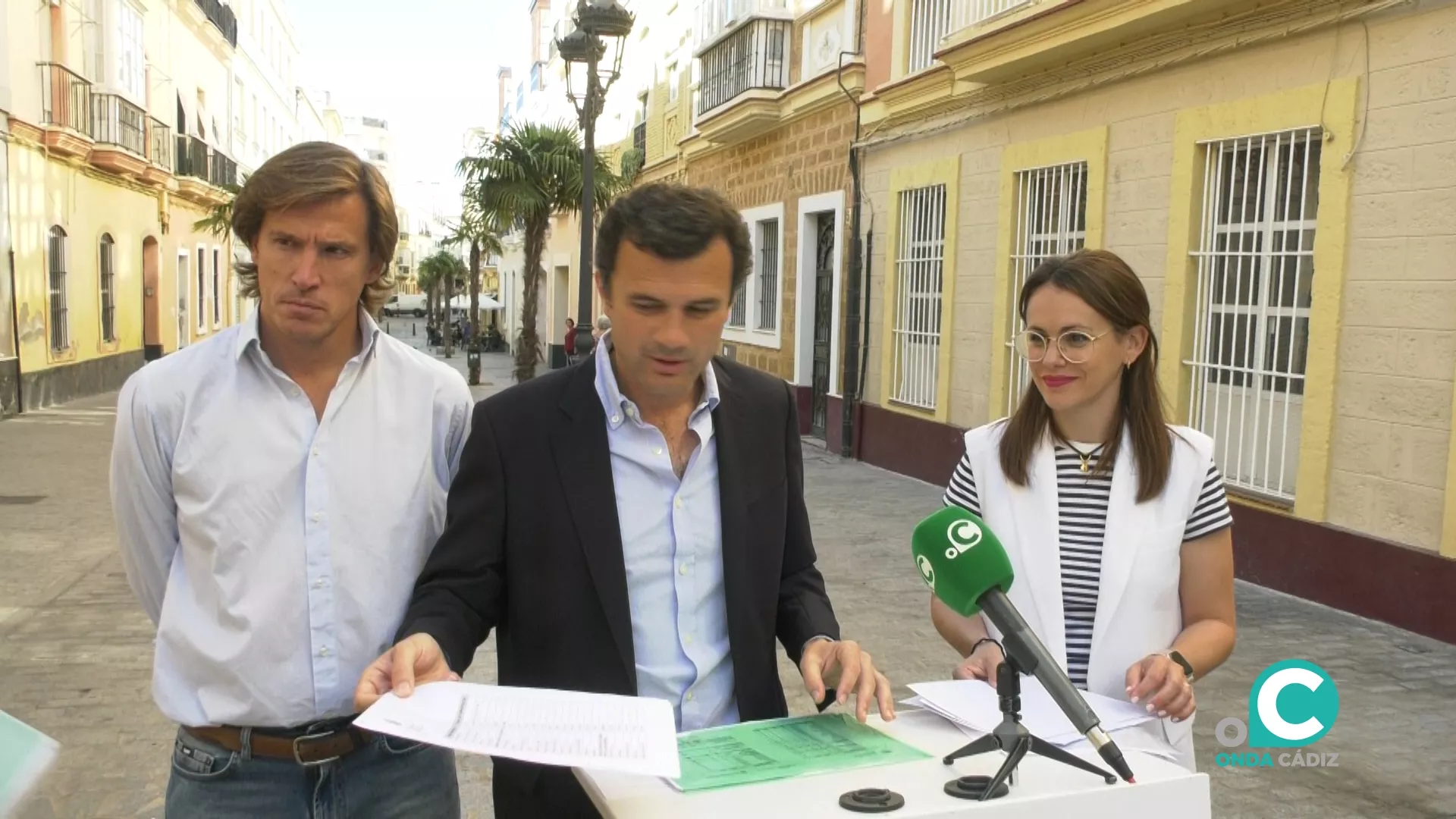 El candidato a la alcaldía del PP, Bruno García, junto a los otros miembros de la lista, Beatriz Gandullo y Pablo Otero