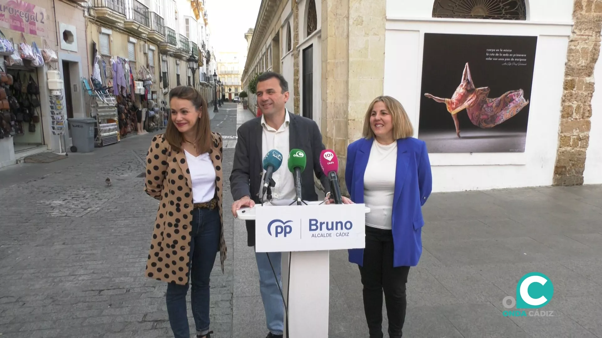 El alcaldable Bruno García junto a Beatriz Gandullo y Loli Pavón, miembros de su candidatura 